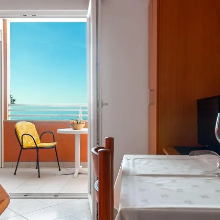 Promenada - Beachfront Apartments *